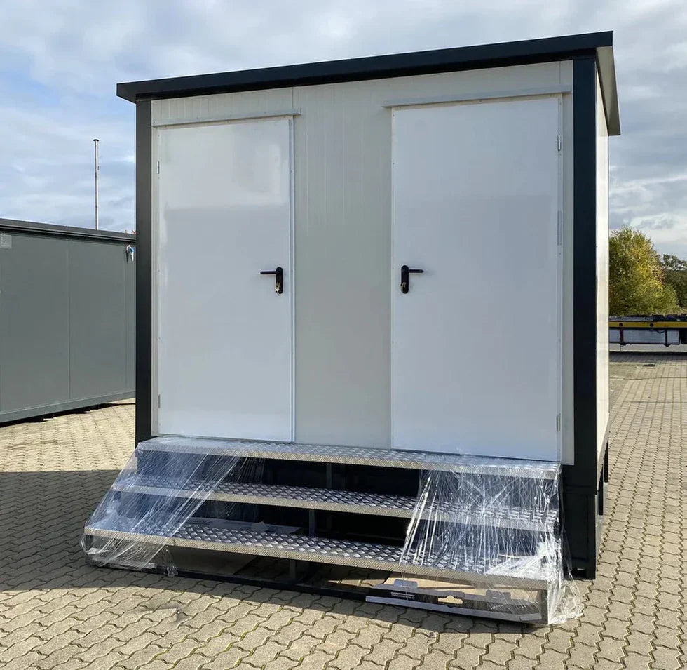Doppelter Sanitärcontainer mit Abwassertank (weiß) – WC-Container mit integriertem Fäkalientank – Bild 2