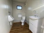 Doppelter Sanitärcontainer mit Abwassertank (weiß) – WC-Container mit integriertem Fäkalientank – Bild 9