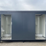 Sanitärcontainer 4 x 2 m mit Dusche und Doppel-WC – komplett ausgestatteter WC-Duschcontainer