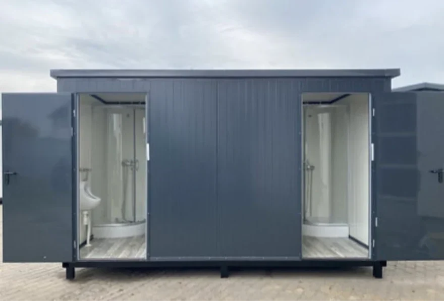 Sanitärcontainer 4 x 2 m mit Dusche und Doppel-WC – komplett ausgestatteter WC-Duschcontainer – Bild 1