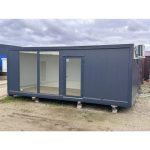Hochcontainer 7 × 3 m – mit großen Vitrinen, Klimaanlage und Badezimmer