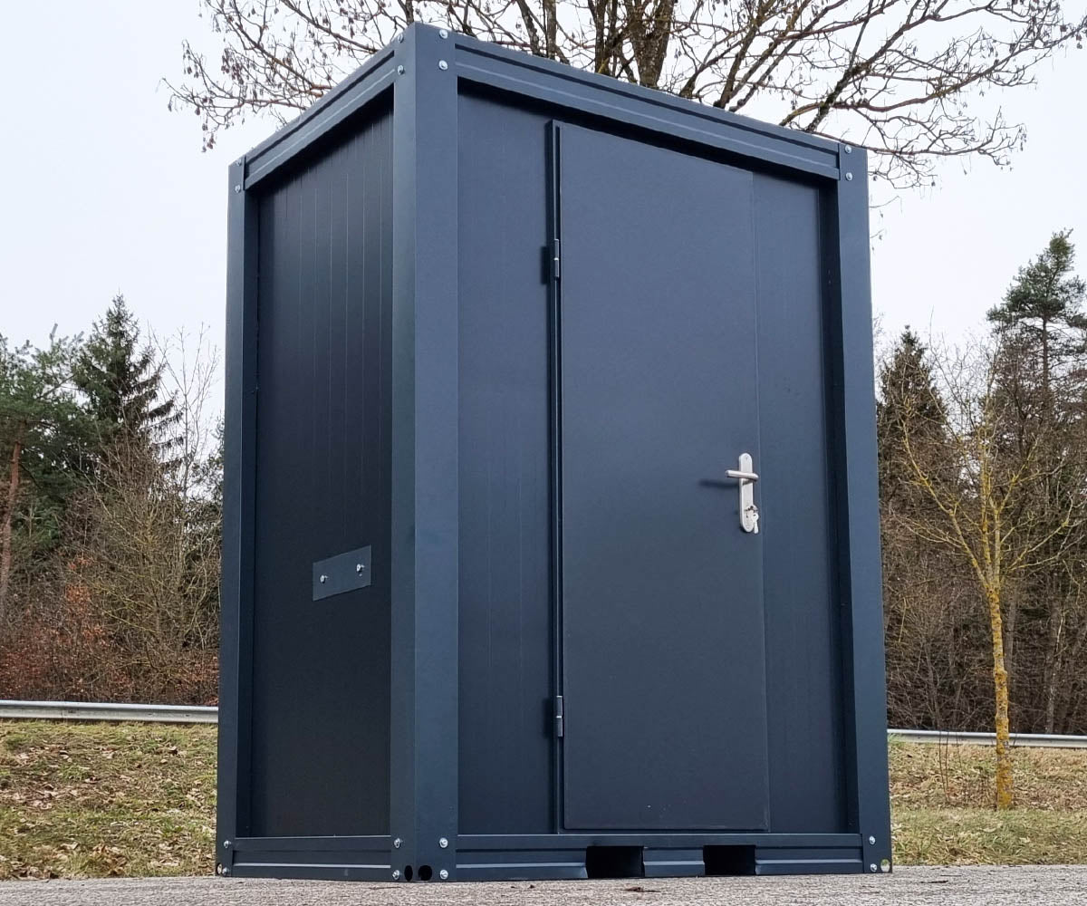 sanit-rcontainer_fronstansicht_1280x1280_62ccc581-a5f2-4679-902a-2711c8de93e6.jpg Sanitärcontainer - WC mit Waschbecken und Pissoir Anthrazit – Bild 1