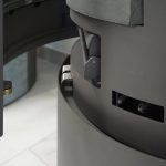 H&M Germany EVO 2.1 XL Kaminofen – 7 kW – Moderner Rundkamin mit Naturstein-Verkleidung – Titanium-Design – Integriertes Holzfach – Energieeffizienzklasse A – Bild 5