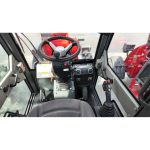 Radlader "813 Plus", Hoflader mit Vollkabine und 1300 kg Hubkraft – Bild 3