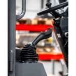 Radlader "813 Plus", Hoflader mit Vollkabine und 1300 kg Hubkraft – Bild 4