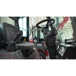 Radlader "813 Plus", Hoflader mit Vollkabine und 1300 kg Hubkraft – Bild 5