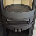 H&M Germany EVO 2.1 XL Kaminofen – 7 kW – Moderner Rundkamin mit Naturstein-Verkleidung – Titanium-Design – Integriertes Holzfach – Energieeffizienzklasse A – Bild 3